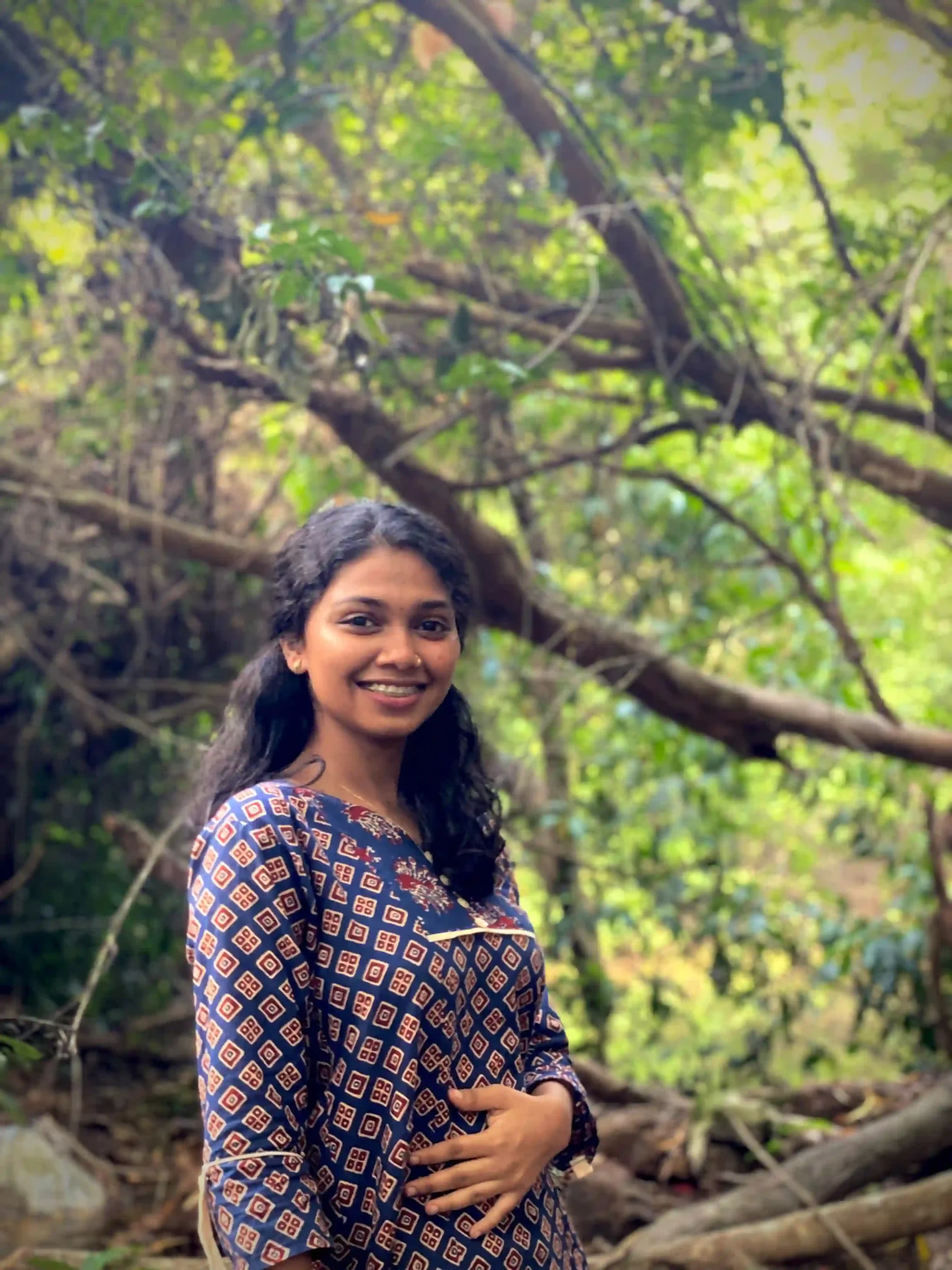 navya standing on the wall seo expert in kerala